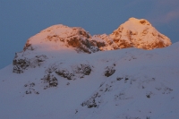 Mala: Mali Triglav v prvih jutranjih žarkih. Velika: od Malega Triglava do vrha Kalvarije (Vrh nad Snežno konto). 