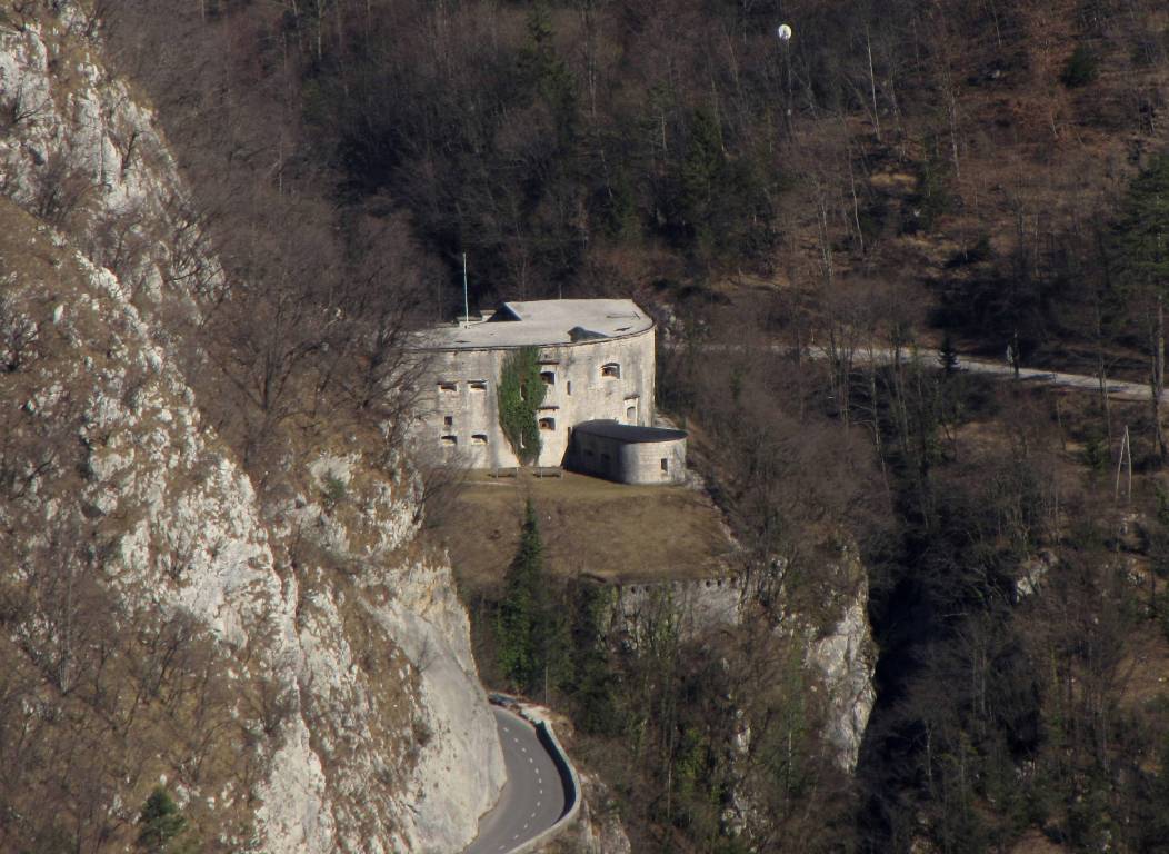 Na temeljih današnje trdnjave Kluže je bila utrdba že v rismkih časih. (Foto S. Obid s poti na Svinjak)