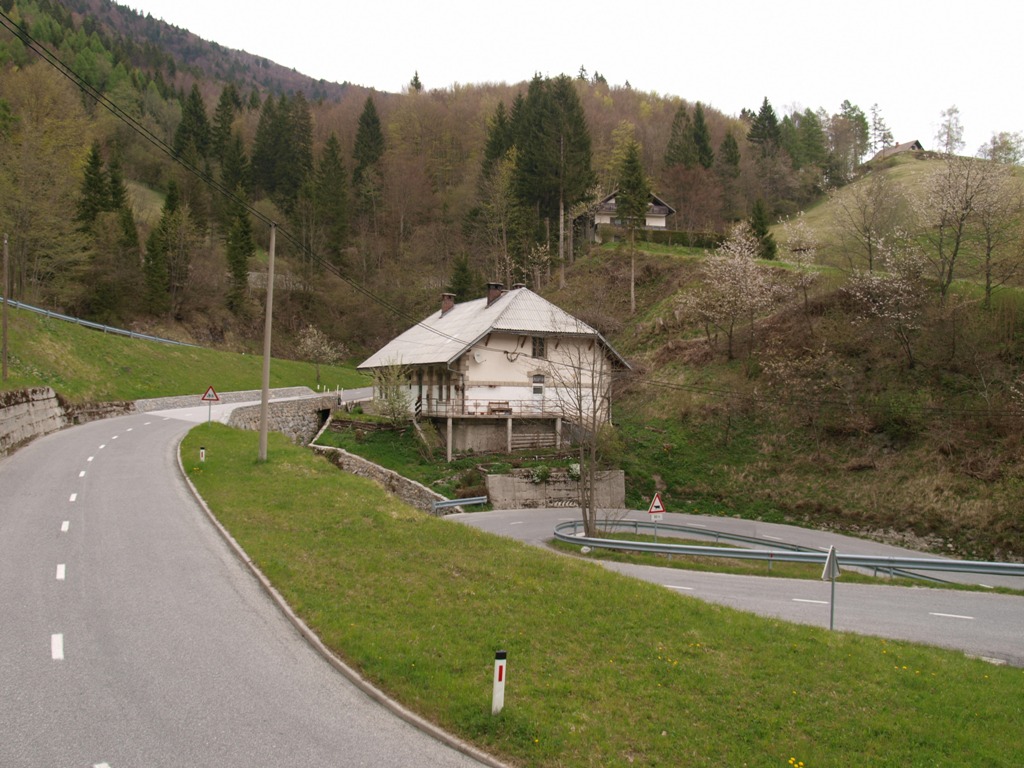 Čez razvodnico, na gorenjski strani Petrovega Brda, a še vedno v Italiji, je bila zgrajena kasarna finančne straže