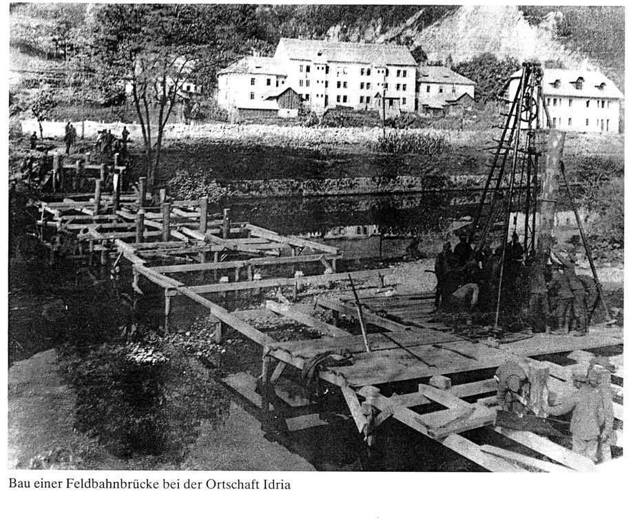 Gradnja železniškega mostu čez Idrijco – Prejnuta (Schaumann, W. in G., Unterwegs zwischen Save und Soča, s str. 168).