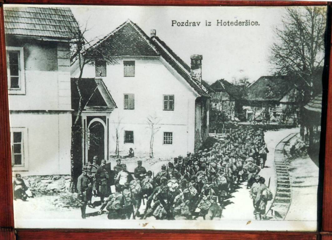 Fotografija železniške postaje v Hotedršici (foto arhiv Ingrid Kovač Brus).