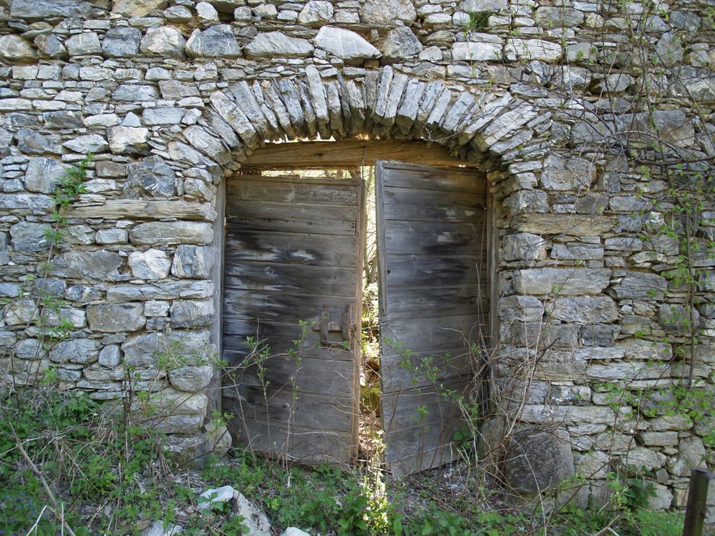 Vrata Muščevega hleva so odprta, le svetloba prihaja iz napačne strani.