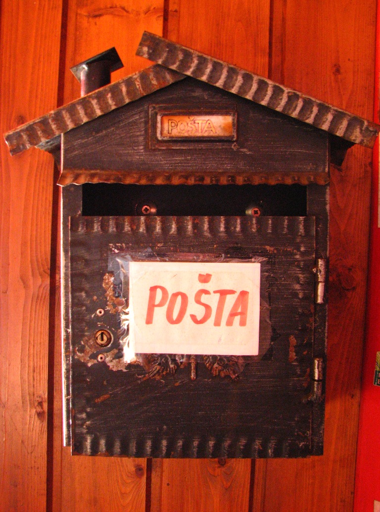 Poštar zvoni samo dvakrat ... Tudi v zimski sobi Gomiščkovega zavetišča?
