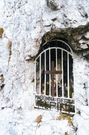 Po mulatjeri s planine Kal pod dvatisočakom KukomDetajl - v steno vdelana miniaturna kapelica (v višino meri kakega pol metra) z letnico 1924 Foto: Jože Praprotnik