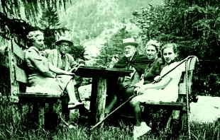 Albert Bois de Chesne, njegova hčerka Olga in dr. Julius Kugy na Belvederu v vrtu leta 1939 (sliko je posredovala Olga Bois de Chesne)