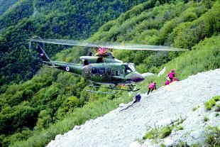 Pri reševanju je sodeloval tudi helikopter Foto: Rajko Bračič