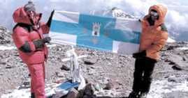 Miro Rakuša (levo) je na vrhu Aconcague razvil ormoško zastavo. (Arhiv ormoškega planinskega društva)