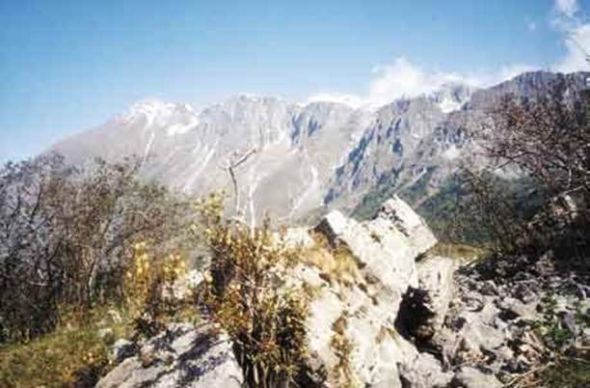 Obrambni jarek na Mrzlem vrhu, zadaj pa z leve Krn, Batognica in Rdeči rob (Jože Praprotnik)