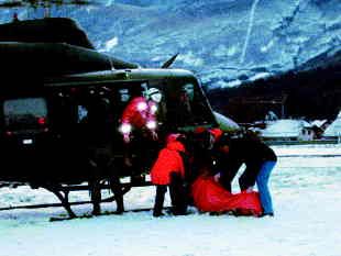 V prvem mraku se je reševalni helikopter z Mangarta v dolino vrnil z mrtvim alpinistom. Foto: Carmen Leban