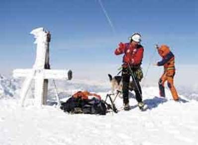 Na vrhu Mangarta so reševalci skupaj s psom skušali najti sledi za pogrešanim<br />
alpinistom. (GRS Bovec)