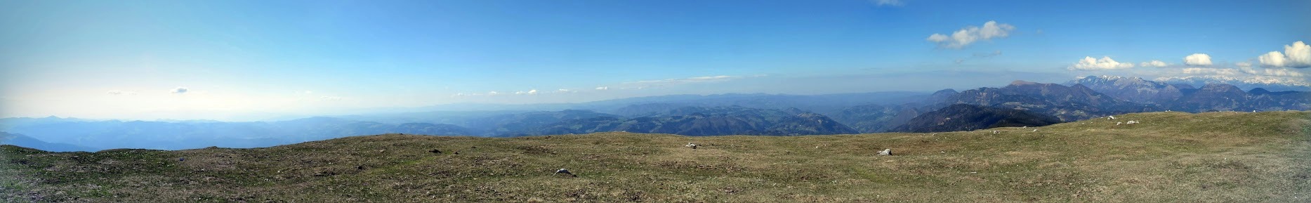 Z vrha se ponuja panoramski razgled na najvišje slovenske gore v skupinah Julijskih Alp, Karavank in Kamniško Savinjskih Alp ...