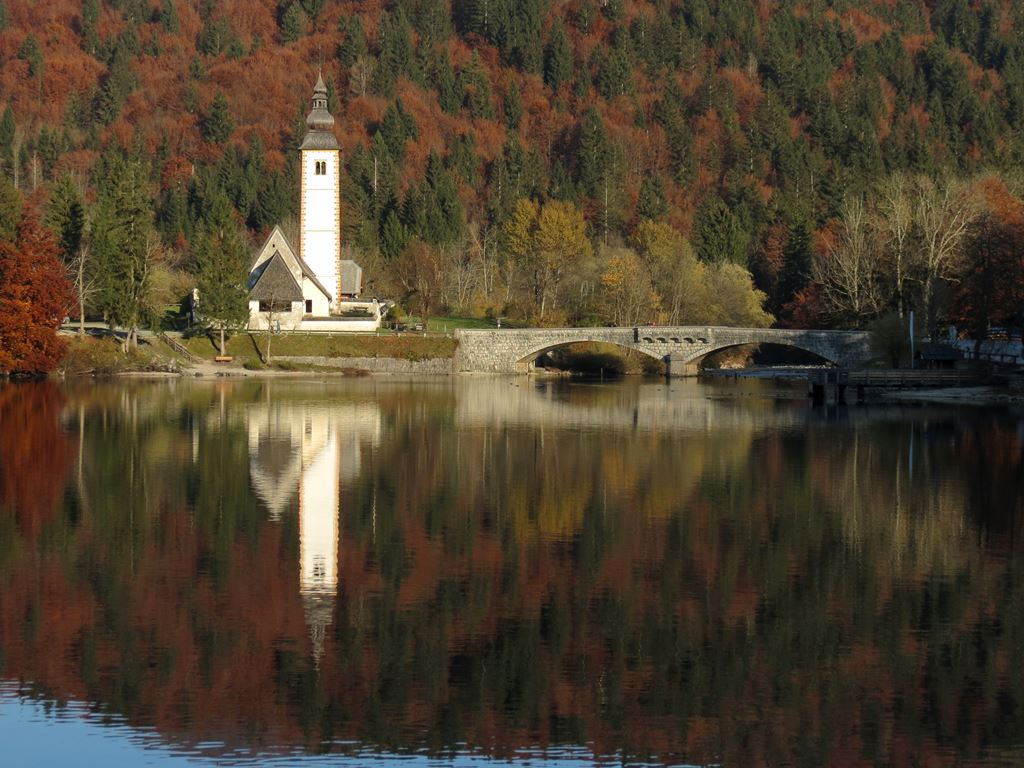 Pogled na Bohinjsko jezero in cerkev Svetega Janeza s Skalce