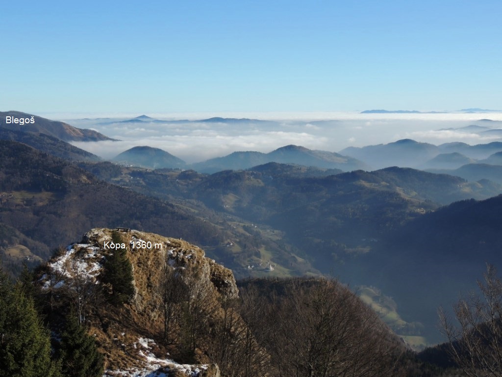 Svojevrsten razgled na celotno Škofjeloško hribovje, Polhograjske Dolomite, Idrijsko in Cerkljansko hribovje, ter Vojskarsko planoto, nudi pogled še na jugozahod v smeri poznanega vrha Kojca (1303 m) in Šentviško, ter Šebreljsko planoto