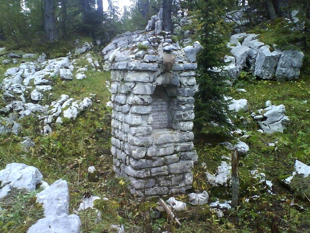 Obeležje, Ruski grob kot kapelica južno pred Dvojnim jezerom pri Triglavskih sedmerih jezerih