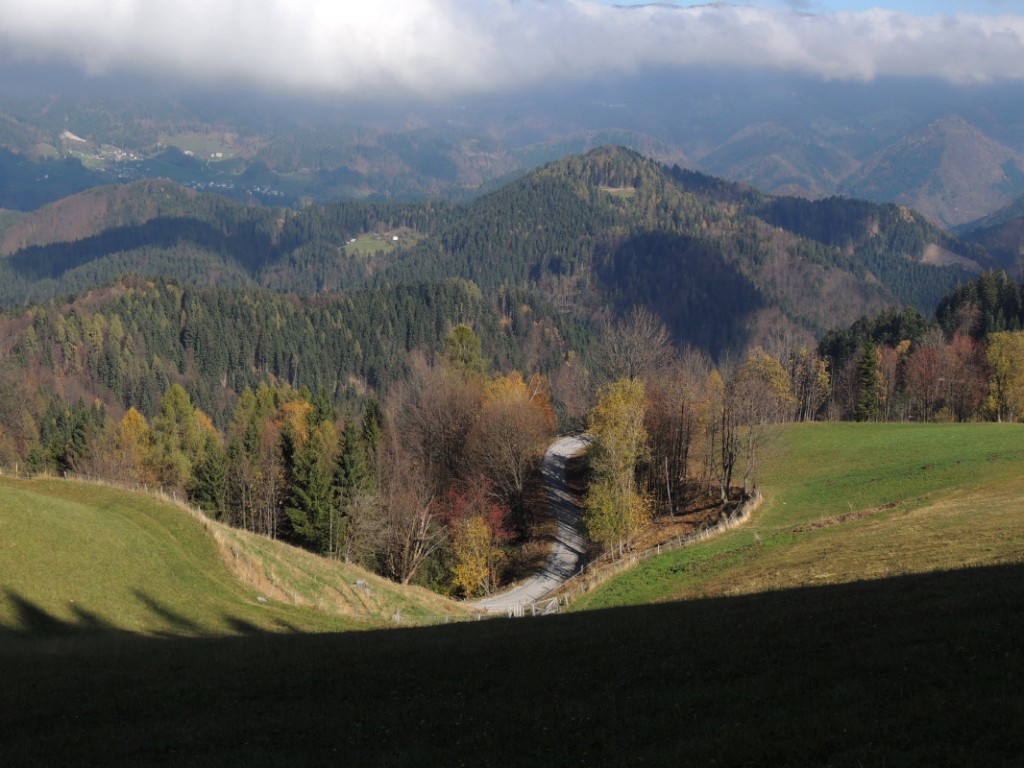 Pogled s pobočja gozdnega vrha Lom nad Zgornjo Davčo v smeri Geblarjev in Sorice do Ratitovca