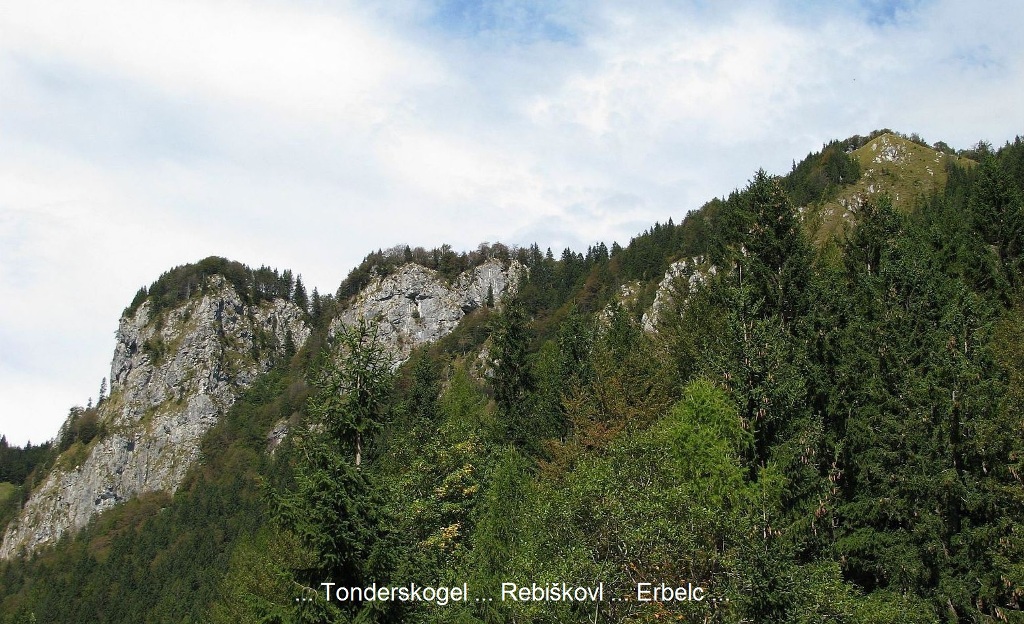 Gora z naravnim počivališčem dovoljuje prekrasne razglede na sončne terase prostranega Ratitovca in na Sorico z okolico ... Tonderskogel ali Grmeča gora, Rebiškovl in Erbelc ...