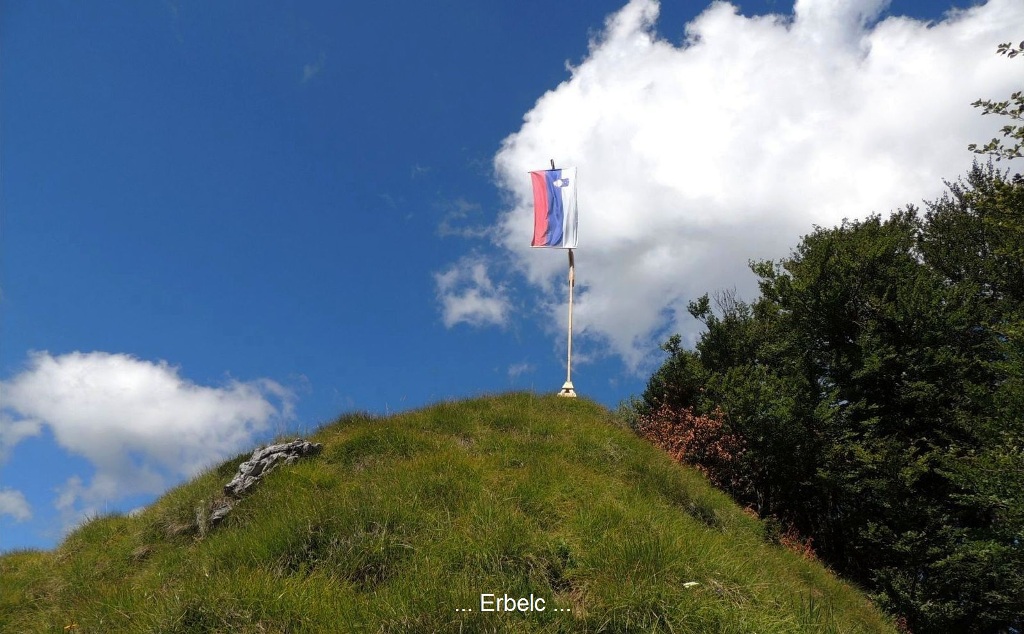 Gora z naravnim počivališčem dovoljuje prekrasne razglede na sončne terase prostranega Ratitovca in na Sorico z okolico ... Erbelc pred leti po zaslugi domačina Poldeta s slovensko zastavo ...