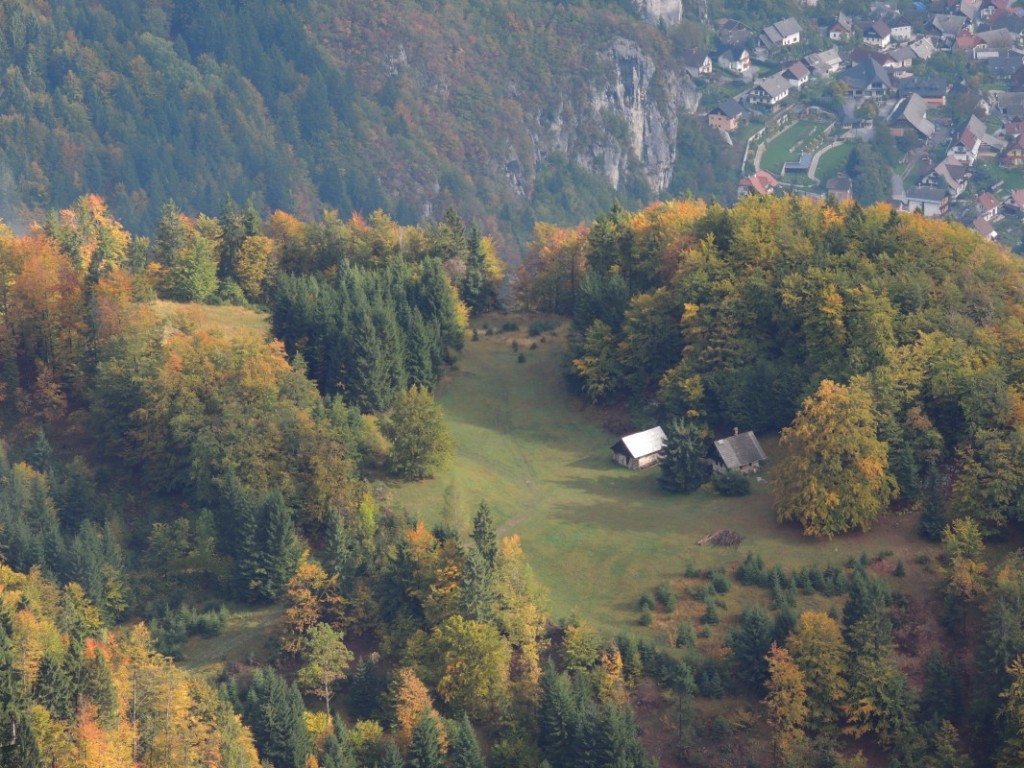 Gozdna pot vodi višje mimo krnic in lepo urejenih hišic na predelu Ržišče (950 m), strmo pod Suhim vrhom (1231 m), ter severno pod Turn (1249 m) v smeri Galetovca