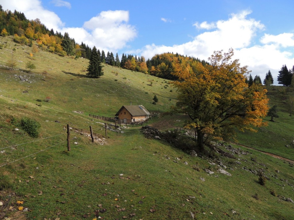 Najbližje in zahodno z vasi Gorjuše (1000 m) v Bohinju preko planine Za Jamo (1010 m), ali planine Ilo (1255 m), južno pod gozdnim vrhom Ilovec (1305 m)
