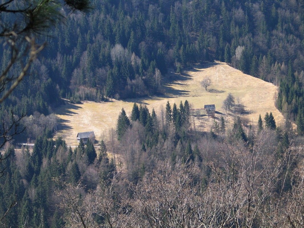 Panoramski pogled s Pekovca (839 m), zahodno na Bridmanov in Sodjov rovt pod predelom Strme
