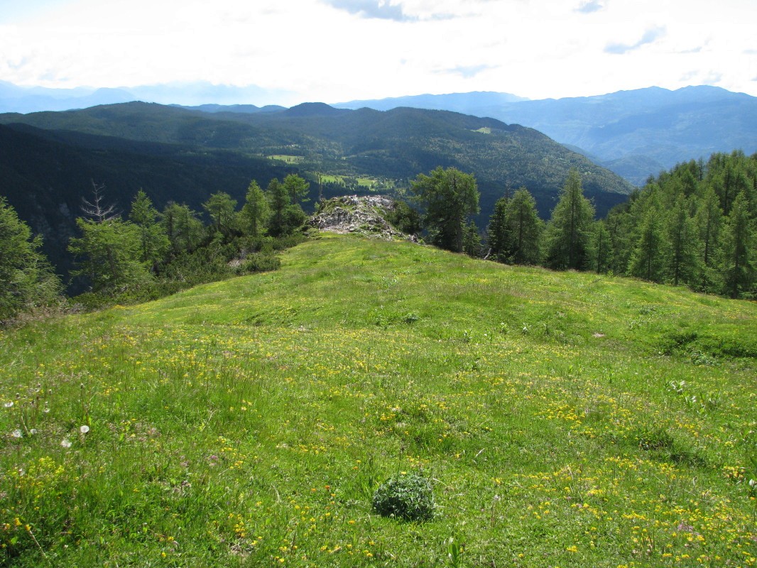 Na planini Krstenica (1655 m), v ozadju Uskovnica (1154 m), planina Praprotnica (1212 m) in Zajamniki (1280 m)