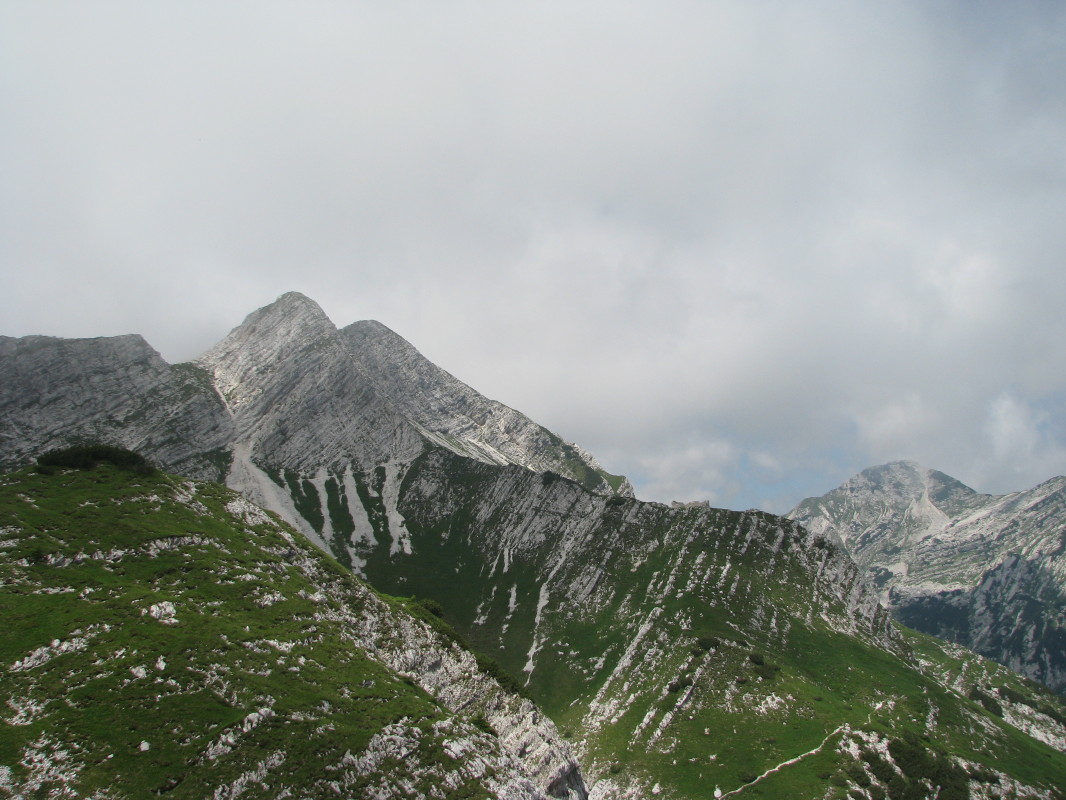 Preval Globoko (1800 m) z grebenom in razpadajočo karavlo na severnem in spodnjem robu grebena