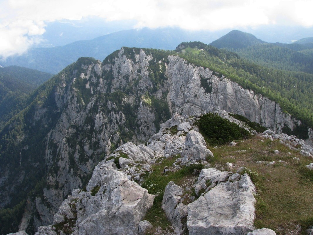 Klečica (1889 m) in Vrh Sedla (1862 m), vzhodno ob Debeli peči (2014 m) nad Pokljuko (1347 m)