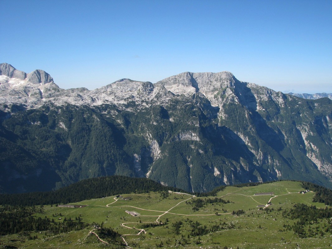 Greben jugozahodno nad planino Pecol z najvišjim zahodnim vrhom Žrd (Monte Sart)