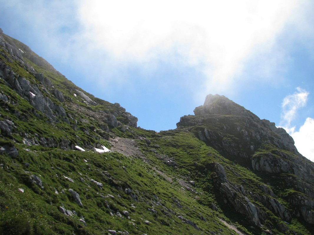 Pogled s sedla, odkoder je prvič mogoč na ogromno severno ostenje gorskega masiva z vrhovi Velikega Nabojsa (2313 m) in Viša (2666 m)