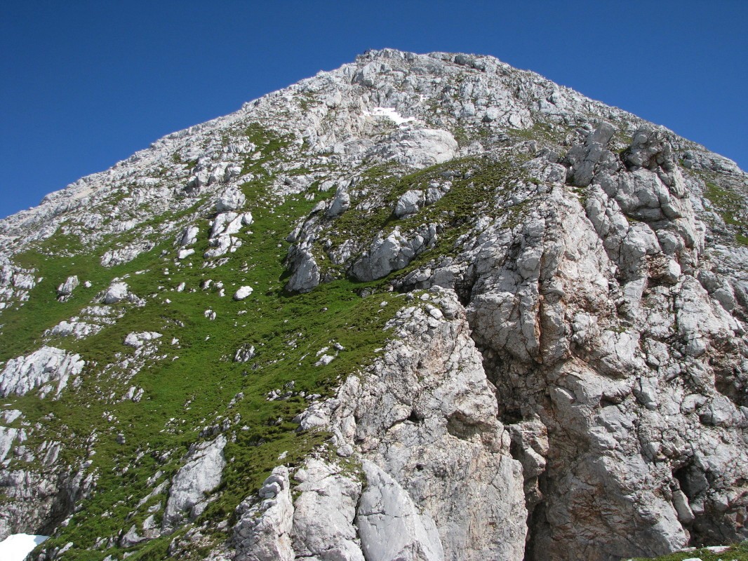 Pogled na vrh Špika Hude police s sedla južno pod goro
