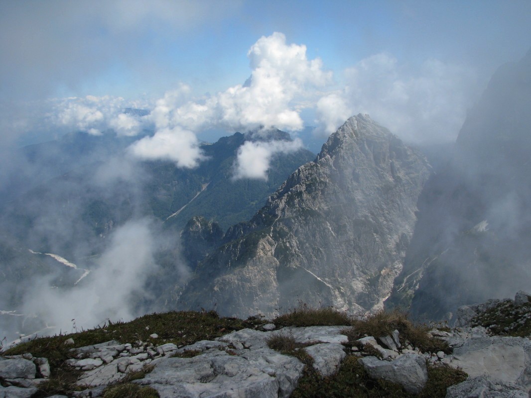 Montaž in vzhodna veriga gora z dvanajstimi vrhovi sodi med najbolj mogočne gore v Julijskih Alpah. Špik Hude police je najlažje dostopni vrh v verigi gora, bolj spoštovana sosednja vrhova sta neplezalcem komaj dostopna