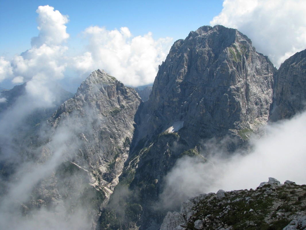 Pogled s Špika Hude police na ogromno severno ostenje gorskega masiva z vrhovi Velikega Nabojsa (2313 m) in Viša (2666 m)