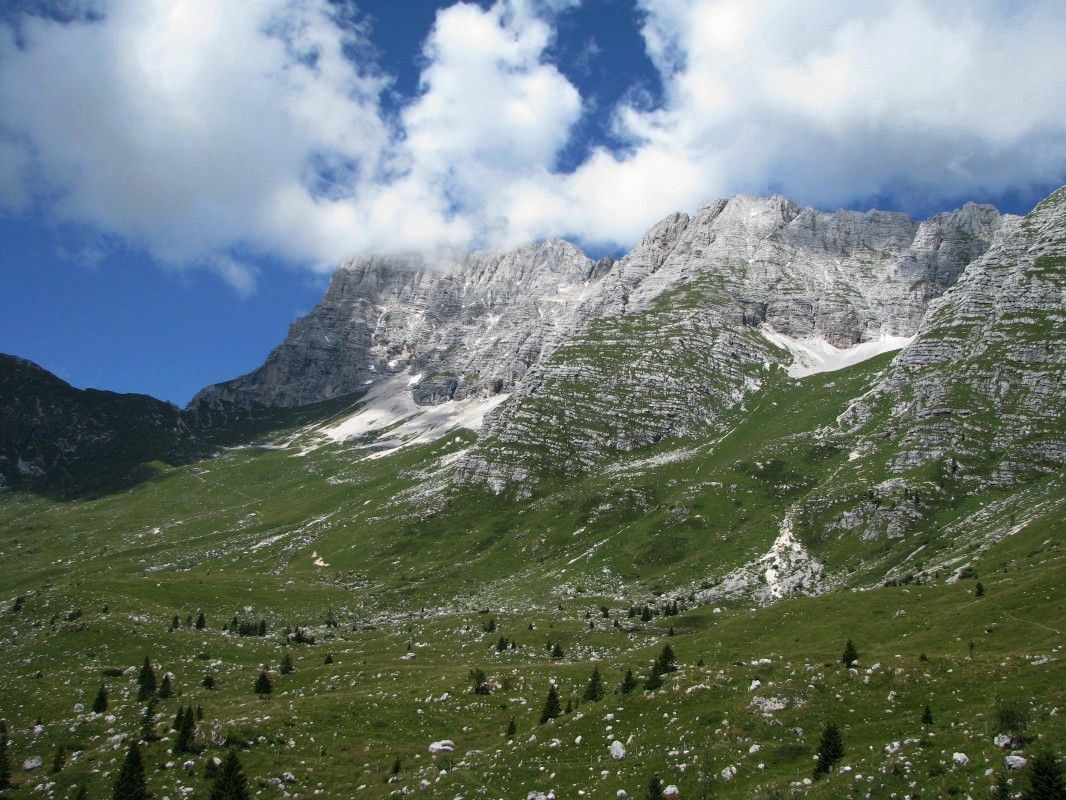 Montaževa vzhodna veriga gora s kar dvanajstimi vrhovi sodi med najbolj mogočne grebene Julijskih Alp