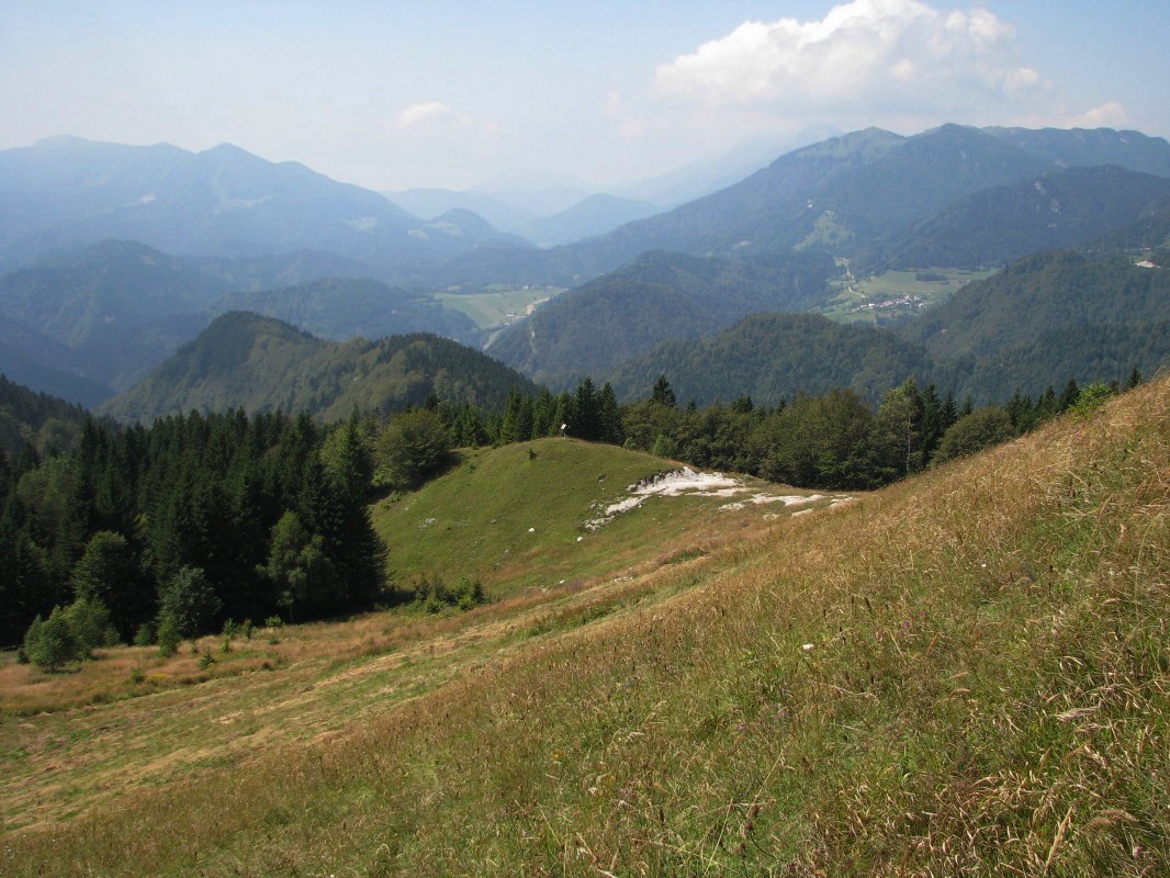 Na južnem bobočju Grebel vrha (1348 m) v smeri vrha Bintek (1257 m), Pajsejben (1103 m), Lajtnik (1053 m), Gožel (978 m), Štomant (1037 m) in Klenk (1108 m)