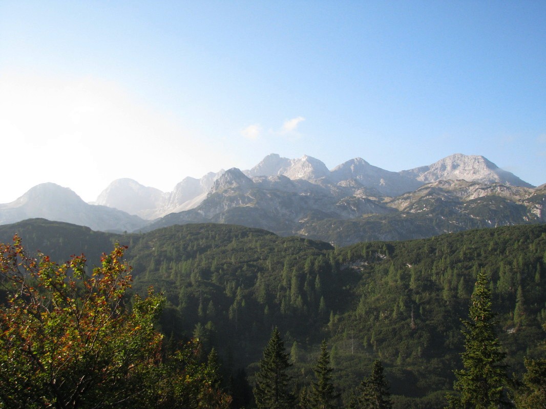 Greben Spodnje Bohinjskih gora med Vrh nad Škrbino (2054 m), Vrh konte (2014 m), Podrta gora (2061 m, Mali vrh (2015 m), Zeleni vrh (2052 m) in Tolminski Kuk (2085 m), srednji greben - Bohinjski Migovec (1901 m) in Mohor (1847 m)