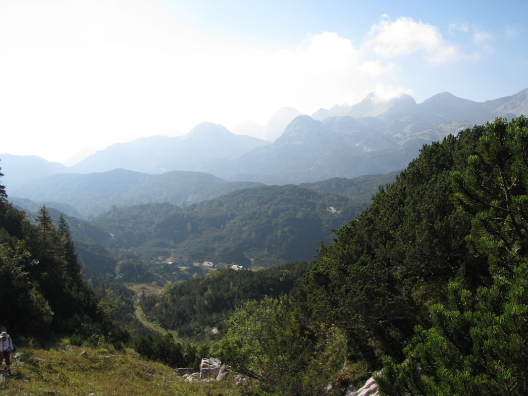 Zahodno v smeri Lepe Komne, pogled vzhodno v smeri planine na Kraju (1513 m)