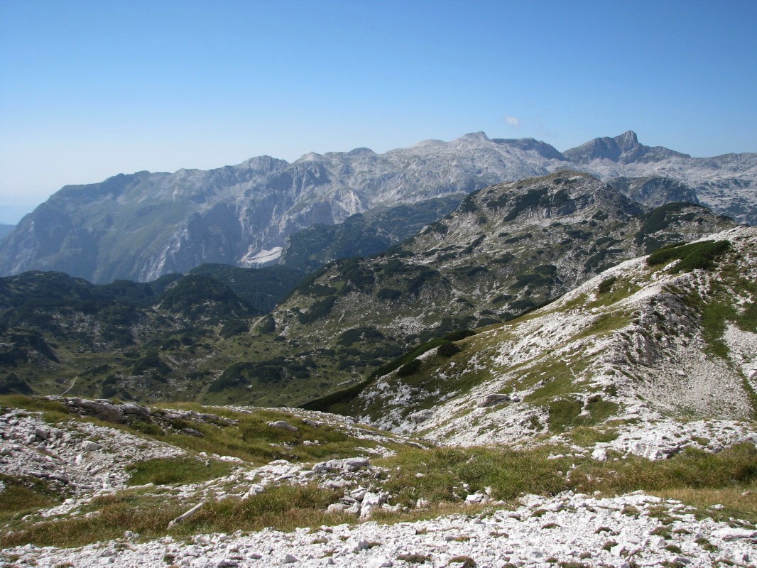 Pogled z Lanževice (2003 m) vzhodno pod Predolino (1922 m), Veliko Monturo (1958 m) in Krn (2244 m), Batognico (2164 m), Vrh nad Peski ( 2176 m) ...