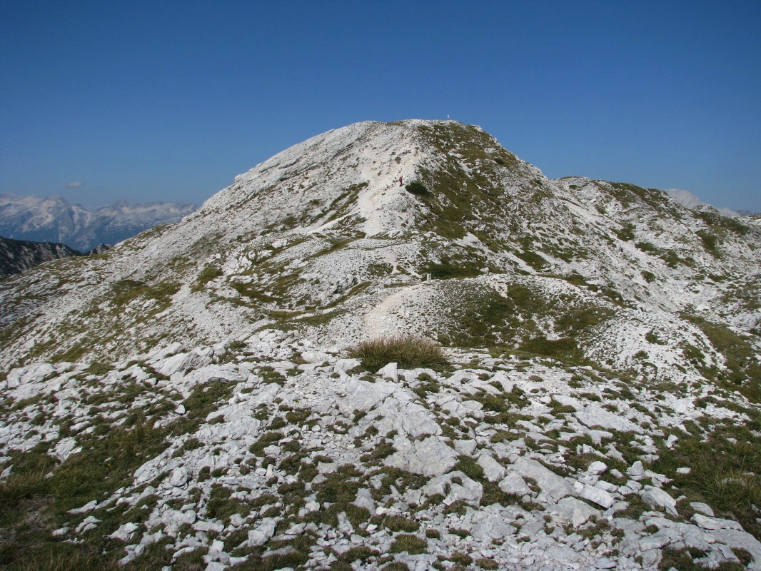 Pogled v smeri zahodno na greben in vrhu Lanževice (2003 m)
