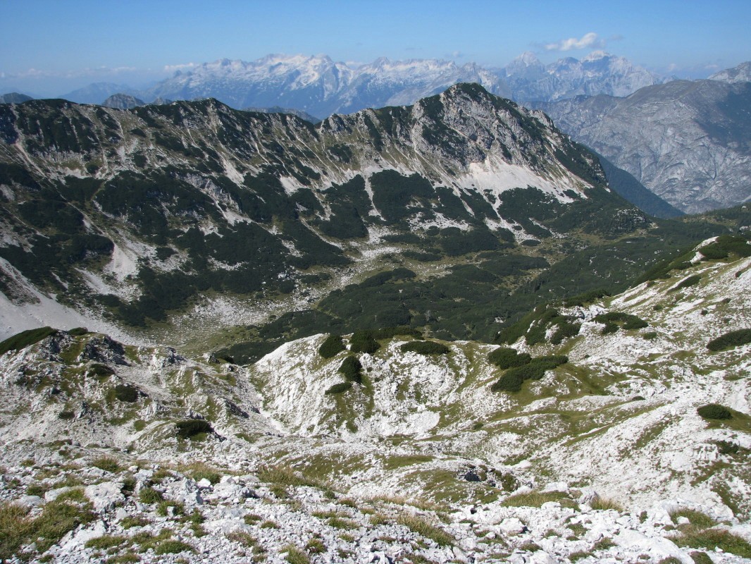 Pogled z Lanževice (2003 m) zahodno pod Predolino (1922 m) na Črno prst (1960 m) in Kaluder (1980 m)