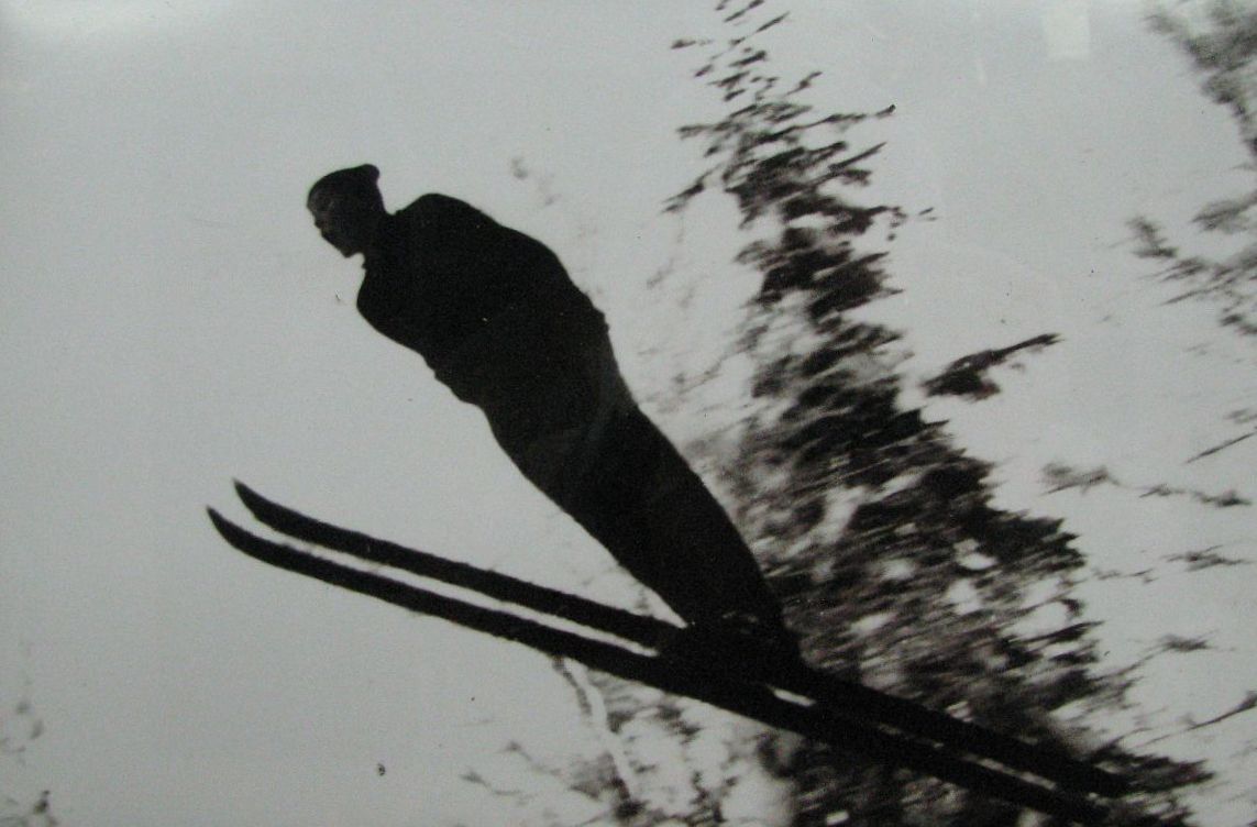 Drago Pikon preko Hanssenove skakalnice, leto 1964, dolžina skoka 44 metrov