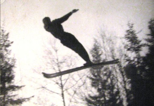 Ivan Rabič preko 25-metrske skakalnice nad Bistrico, leto 1968, 27 metrov in rekordom skakalnice (na ta mali skakalnici)