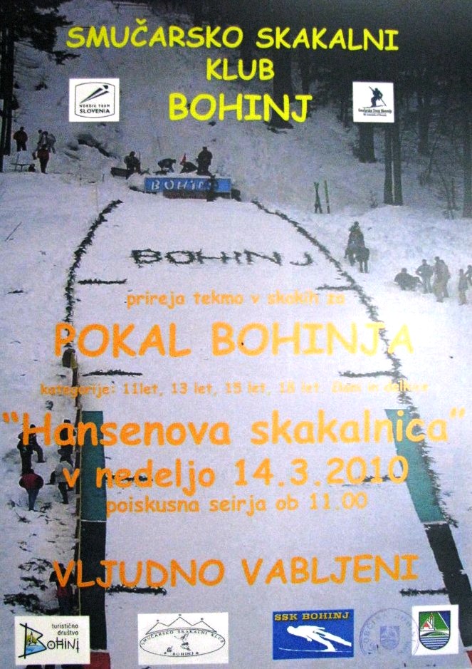 Plakat skakalne prireditve v teh dneh na Hanssenovi skakalnici na Poljah
