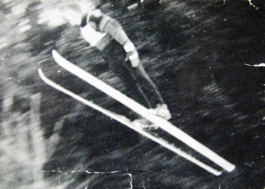 Janez Rozman (Breznkar z Ravne), 28. februar 1965 na Hanssenovi skakalnici s skokom 52 metrov osvoji 2. mesto na tekmi (točke 217,6)