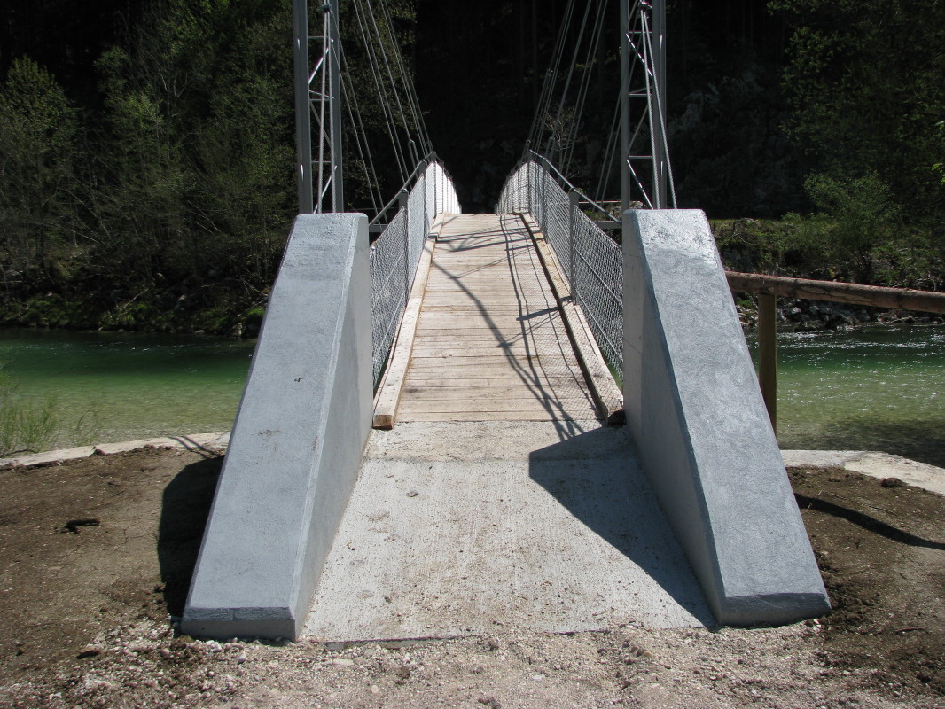 Novi most preko Save Bohinjke pri Nomenju (predelu domačini pravijo 'V konjskem kotlu')