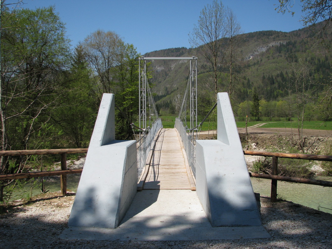 Novi most preko reke Save Bohinjke na območju (predelu domačini pravijo 'V konjskem kotlu') vzhodno pod Rečevnico in južno ob vasi Nomenj