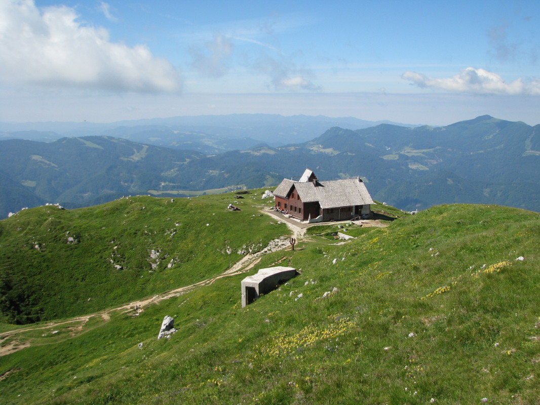 Krekova koča na Ratitovcu (1642 m), z Gladkega vrha (1667 m)