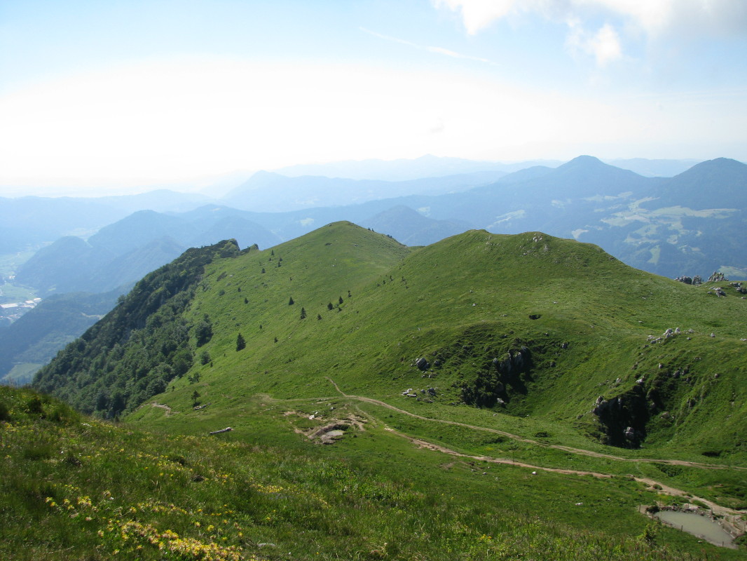 Pogled proti jugu z dolgim grebenom Goč, ki strmo pada nad vasicama Podlonk in Prtovč
