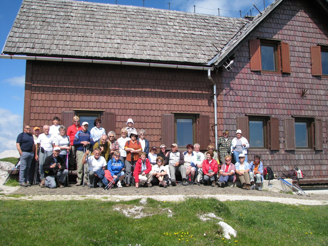 Skupinska fotografija pred Krekovo kočo na Ratitovcu (1642 m), četrtek 24. junij 2010, ob 10:35