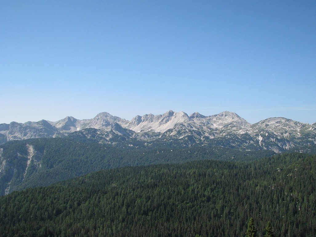 Greben: prelaz Globoko (1800 m), Vrh Planje (1863 m), Rušnati vrh (1915 m), točka (1923 m), Meja (1994 m), Vrh nad Škrbino (2054 m), sedlo Škrbina (1915 m), Vrh konte (2014 m), Podrta gora (2061 m), Mali vrh (2015 m), Zeleni vrh (2052 m), Tolminski kuk (2086 m), sedlo Planja (1874 m), Vrh Planje (1971 m) in sedlo pod Vrh Škrli (1924 m), kjer se v planino Govnjač (1470 m) spusti markirana pot proti Komni (1520 m) in planini Na Kraju (1513 m), če pozorno pogledate se lepo vidi Dom na Komni