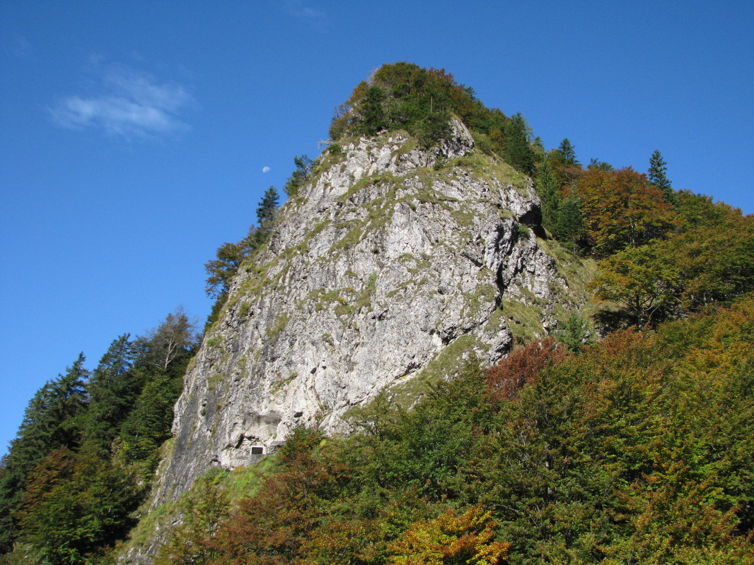 Vrhe (1374 m) zahodno nad sedlom Vrh Bače (1273 m) - V prejšnjih stoletjih je potekala preko Baškega sedla glavna bohinjska prometnica, saj je bil Bohinj takrat tesneje povezan s Primorsko kot z Gorenjsko